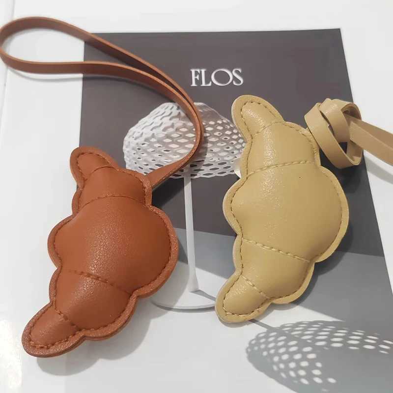 Trendy Women Men Cute Fashion Handmade Leather Croissant Keychain Kaii Cartoon Bag Handbag Backpack Charm Pendant Car Keyring Y250731