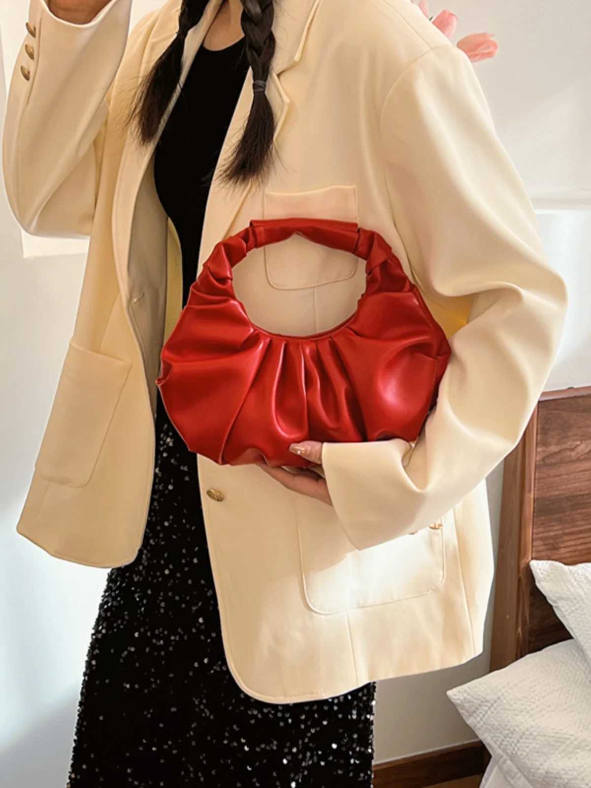 Korean Popular Cloud Bag Red Pleated Bridesmaid Bag New Womens Handbag Small Dumpling Bags Hobos Purse Bolsas Y250730
