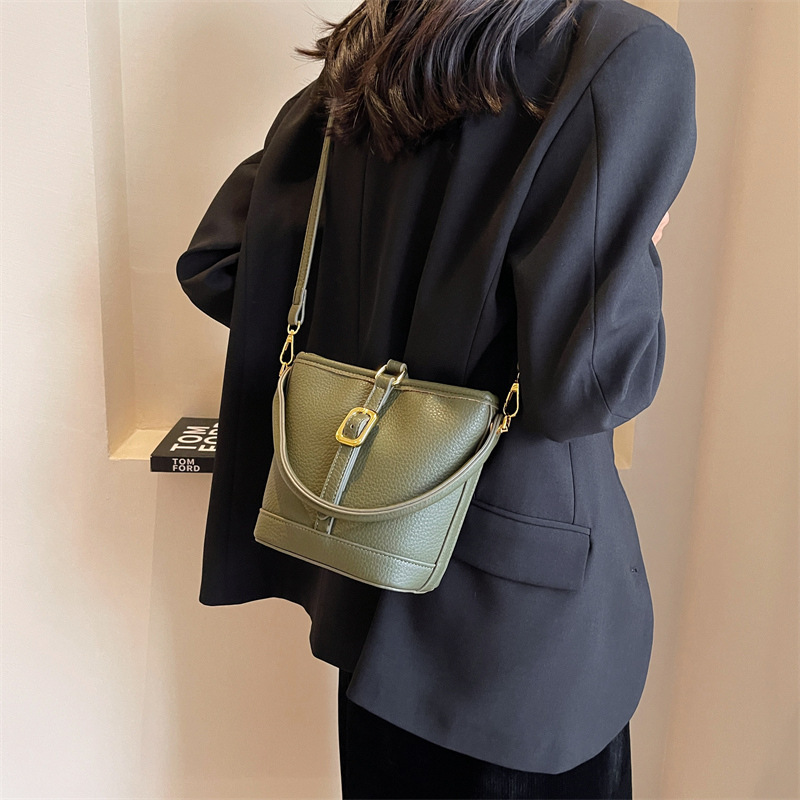 Niche bucket bag 2025 new bag autumn and winter versatile retro large-capacity high-end underarm shoulder messenger bag