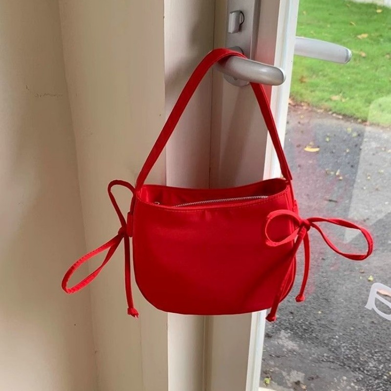 Chic Ladies Tote Style Accessory Combining Practicality with Fashion Forward Aesthetic