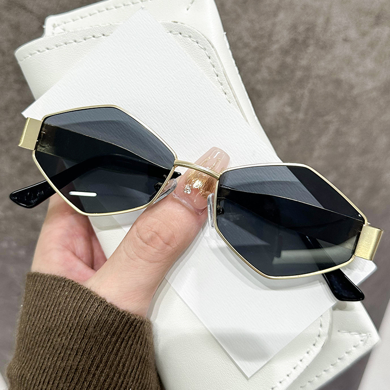 Fashionable street style pairing with sunglasses 5802