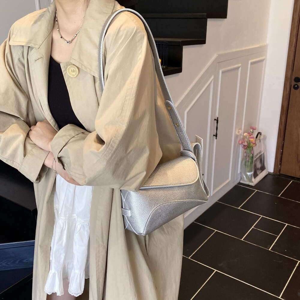 Caramel colored leather single shoulder crossbody bag, simple and fashionable flip cover small bag, versatile for daily commuting, women's bag on