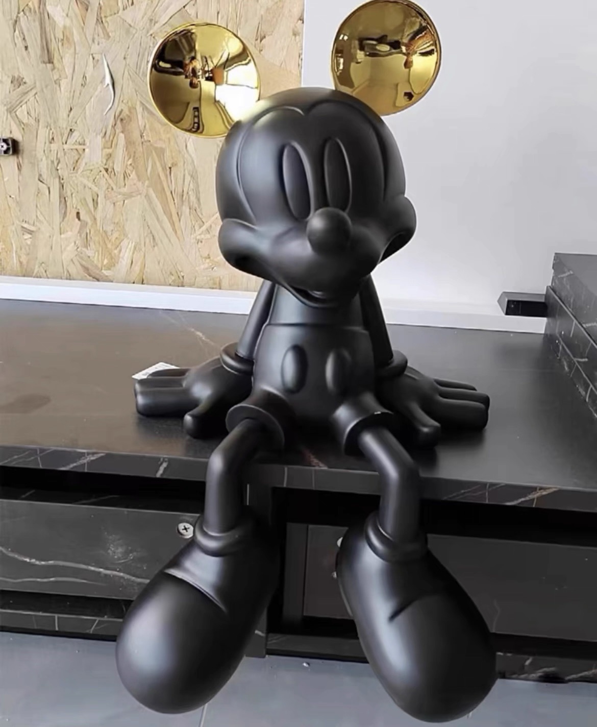 Disney Sitting Cross-Legged Cartoon Mouse Home Decor Figurines Modern Living Room Entrance Tv Cabinet Desktop Decor StylishGifts Y250509