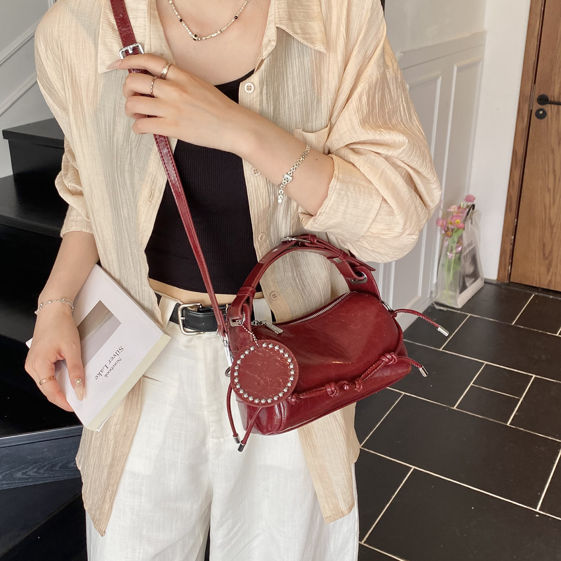 Underarm bag designer 2025 fashionable single shoulder personalized women's bag, new fashionable crossbody carrying cylindrical bag