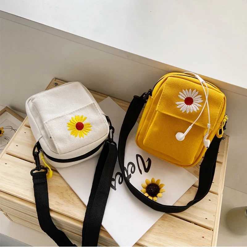 Korean Small Daisy Shoulder Bags Cross Body Canvas Bags Casual Handbag Outdoor Designer Organizer Large Capatity Storage Bags Y250730