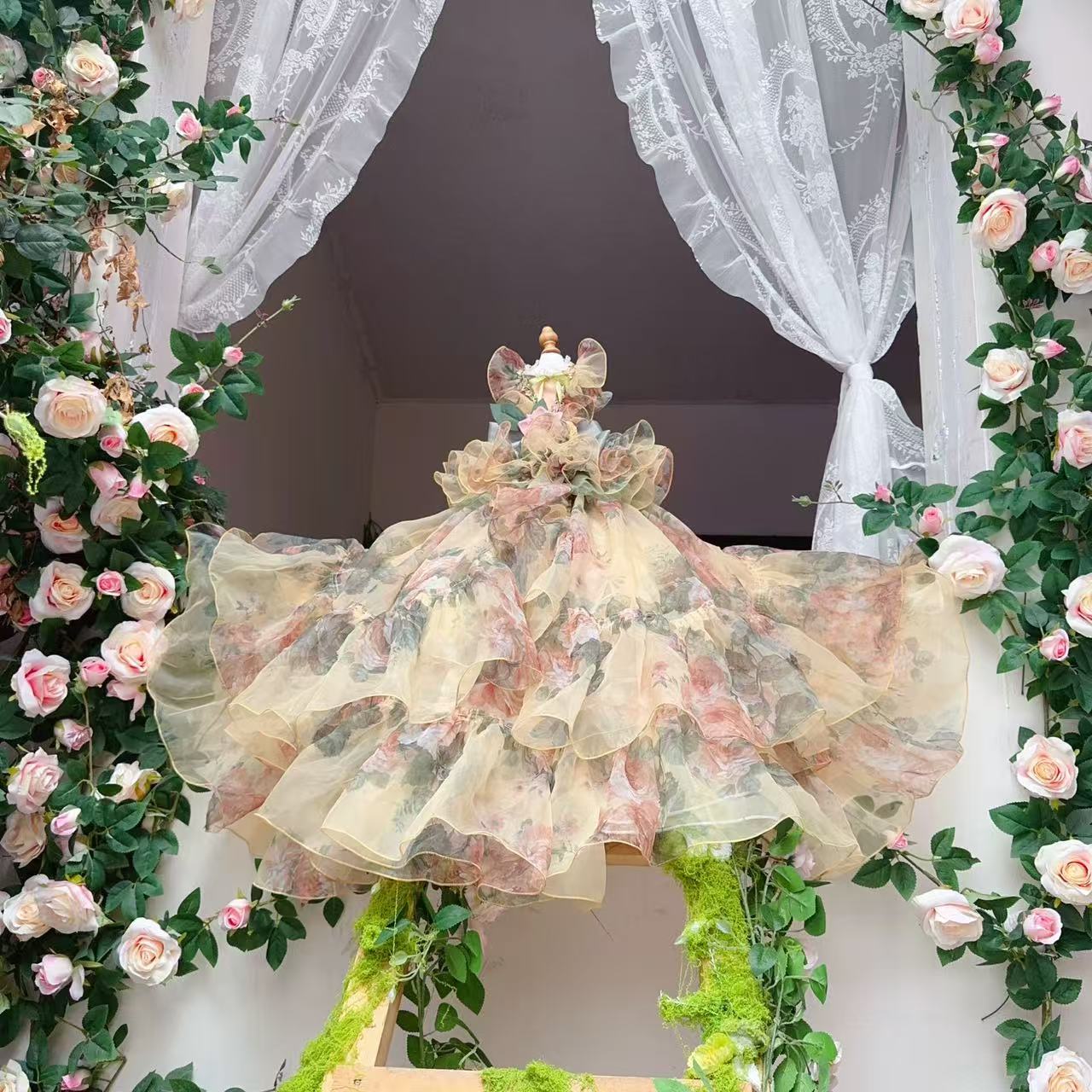 Adorable pet caramel rose heavy-duty flower dress with detachable trailing tail. Original foam pet cat and dog dress.