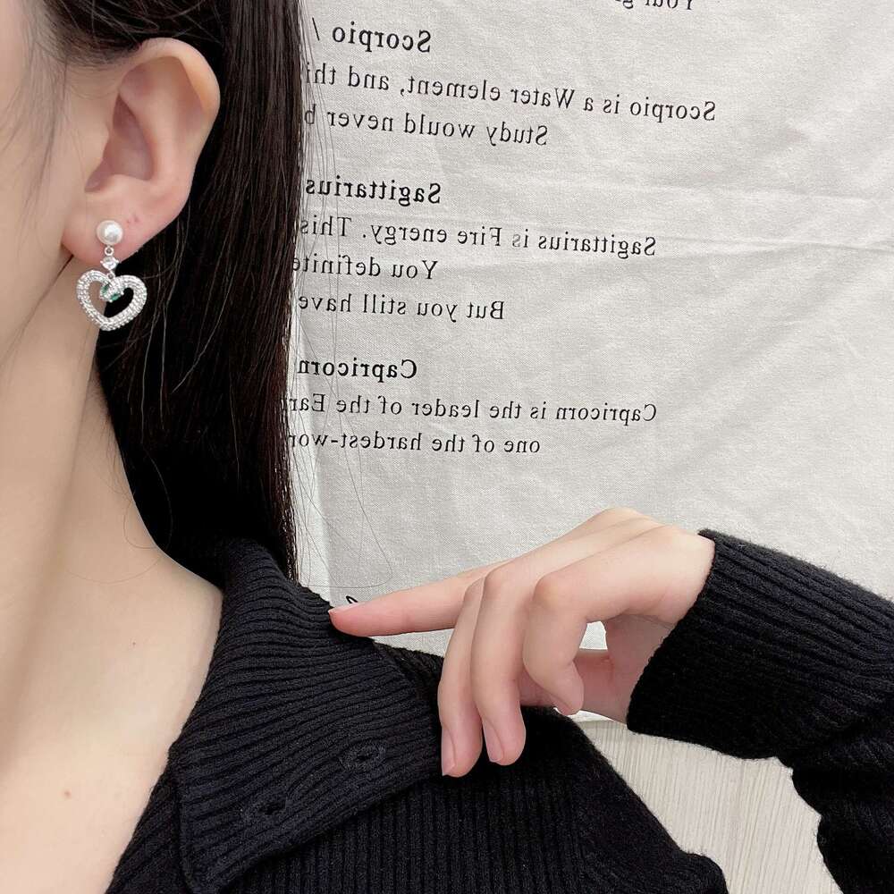 2025 Unique Design Heart-Shaped Snake Pearl Necklace Elegant Fashion Gentle Versatile Collarbone Chain for Women 9a3