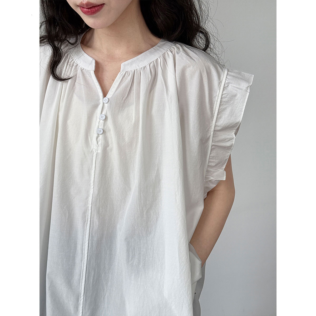 2025 Luxi Korean style casual lace pleated sleeve shirt top, summer new V-neck button pleated short sleeved new designer T-shirt