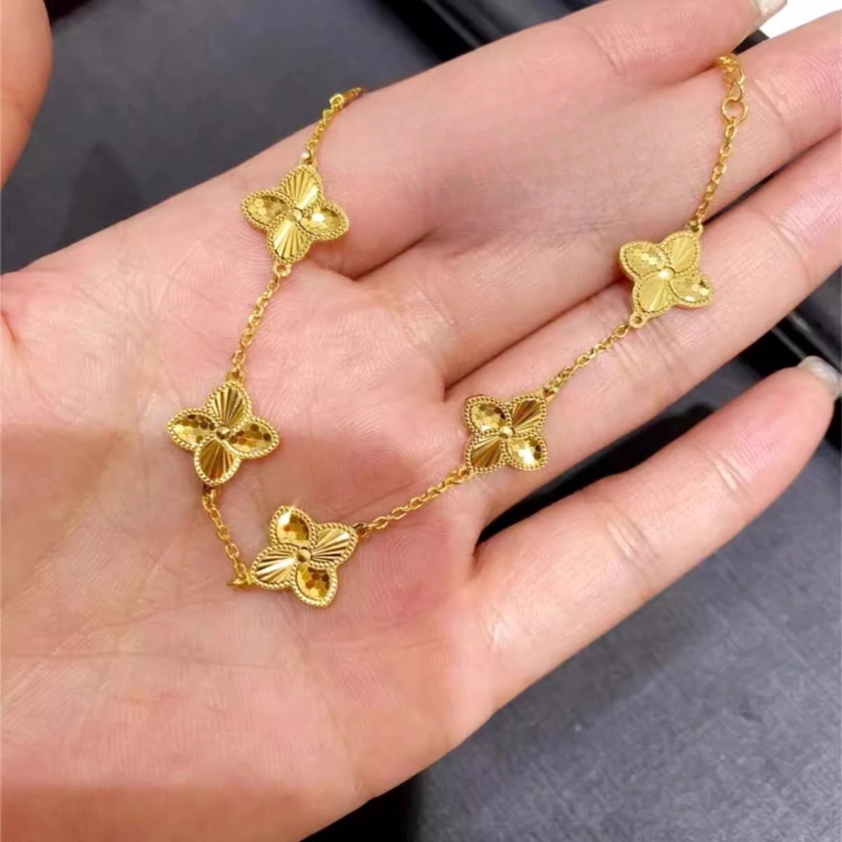 Laser Dragon Scale Four-Leaf Clover Designer bracelet Madam Sparkling Bracelet Exquisite Five-Flower Four-Leaf Clover Korean and Japanese Light Luxury