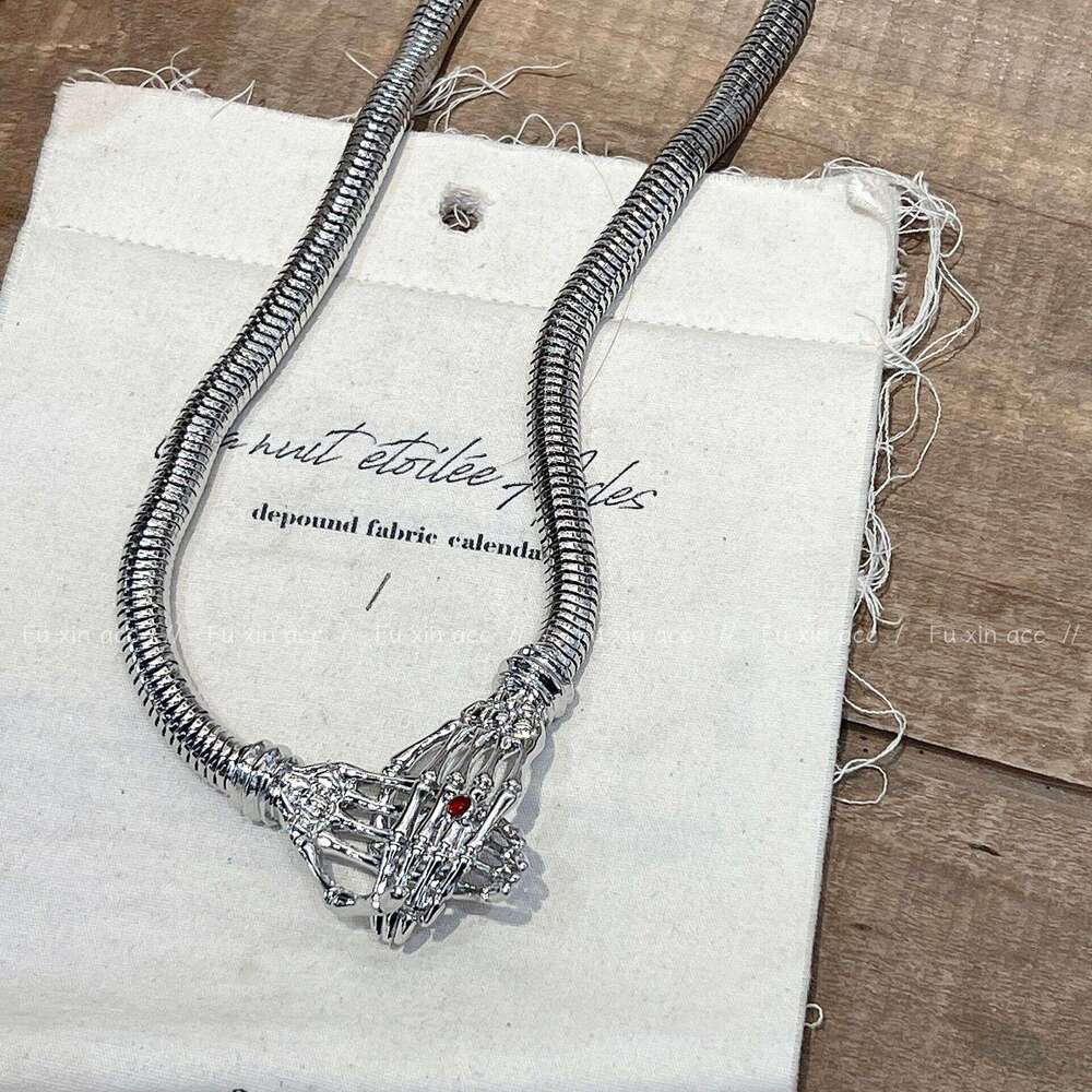 Ten Fingers Interlocking Exaggerated Skull Hand Magnet Necklace Punk Collarbone Creative Choker Hot Girl Neck Chain 7a4