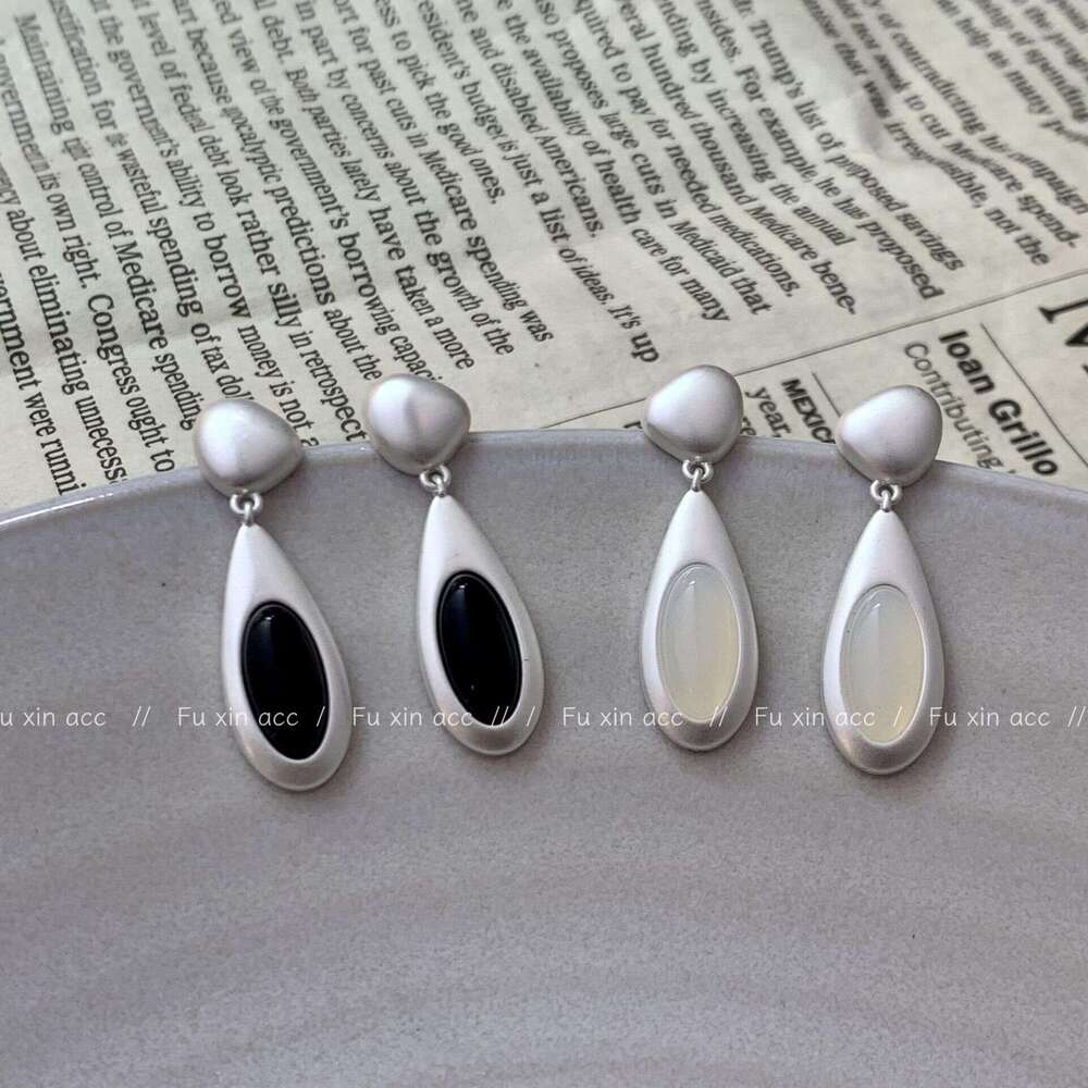French Style Simple Black Oval Water Drop for Women, Elegant Versatile Studs, Light Niche High-End Earrings b19