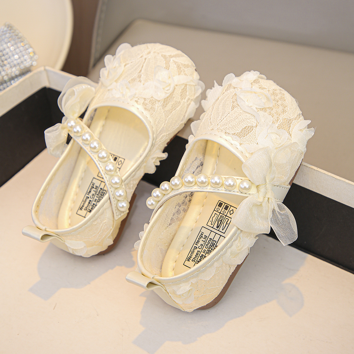 Exquisite Princess Fan girls lace shoes Pearl trip straps Cubic flower bow