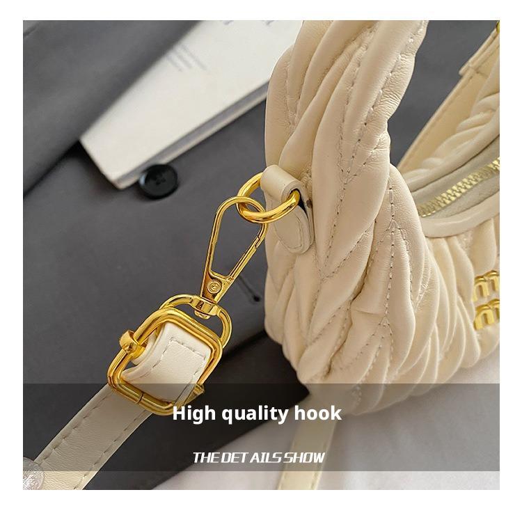 Hand bag shoulder bag Designer 2025S New Spring Color Contrasting Grass Woven Bamboo Basket Water Bucket Handbag Fashion Shoulder Diagonal Cross Women