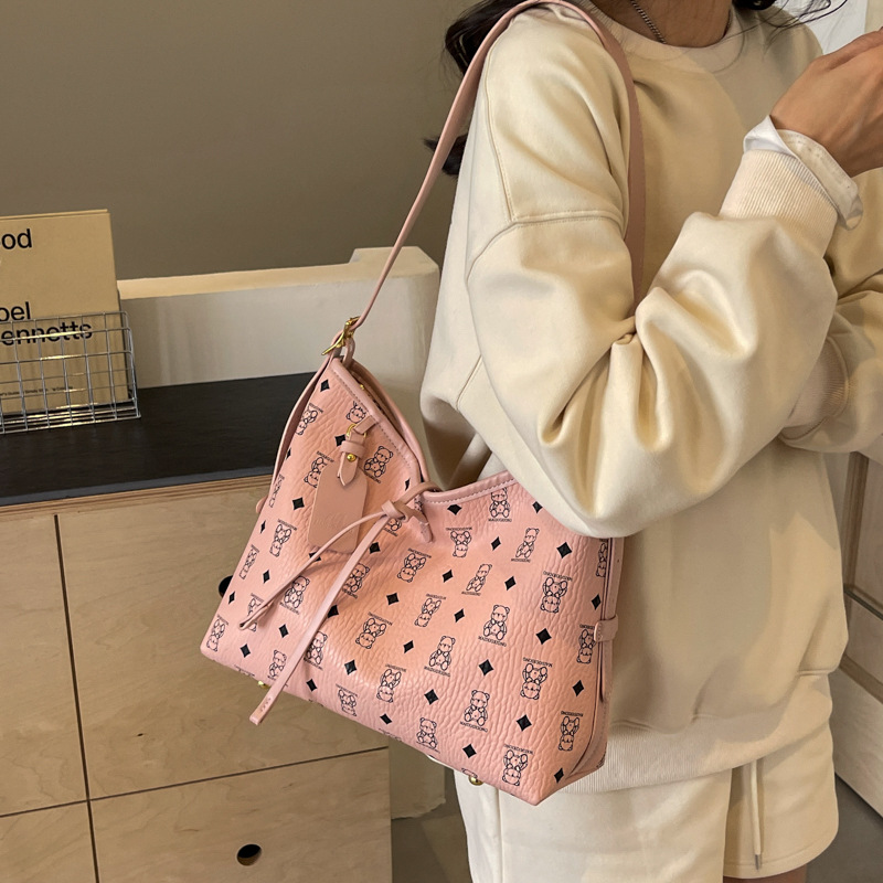 2025 New Bear Print Large Capacity Armpit Bag Women's Commuter Shoulder Bag Fashionable Texture Tote Bag