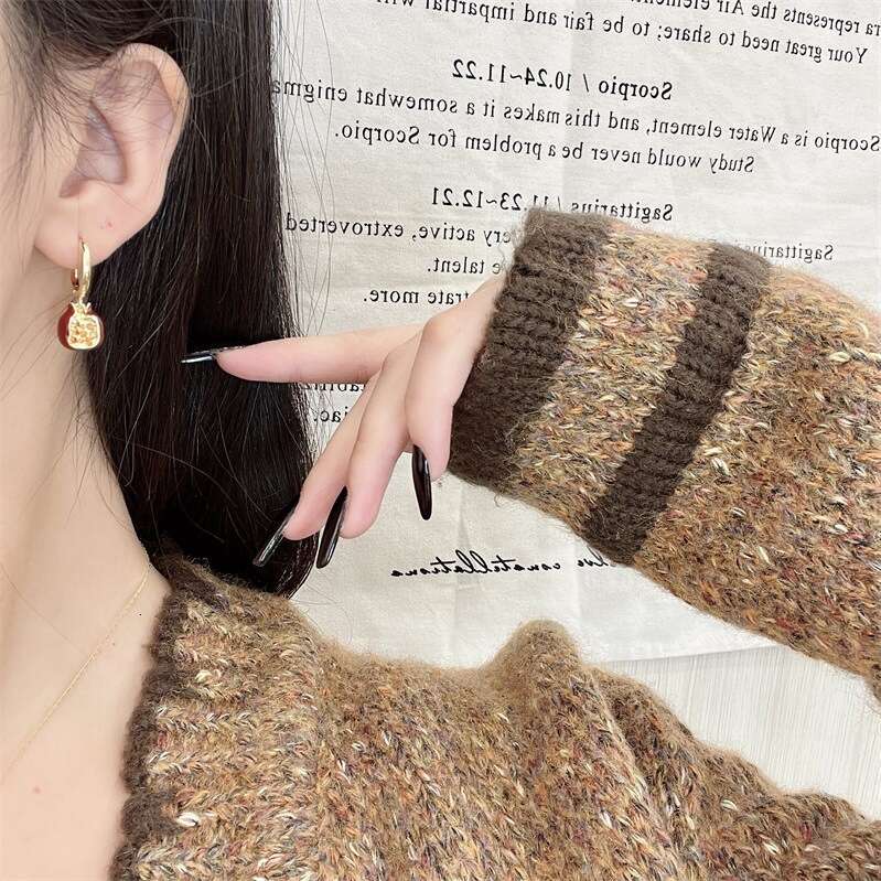 Red Pomegranate Niche Design Sense Light Pendant Collarbone Chain Sweater Necklace 2024 New Model Accessory for Women 3eb