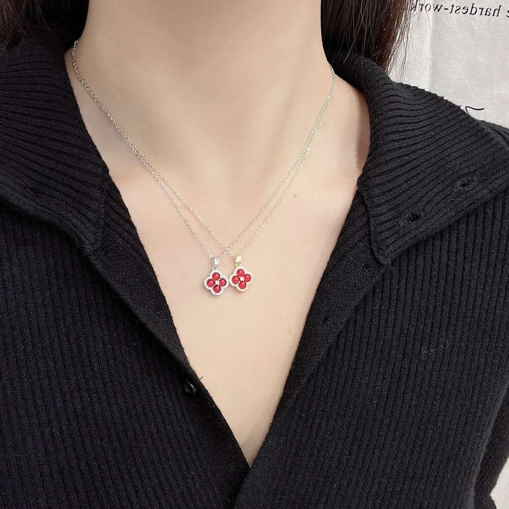 Emerald Lucky Four-Leaf Flower for Women Fashionable High-End Simple Versatile Elegant Luxurious Necklace 0e1