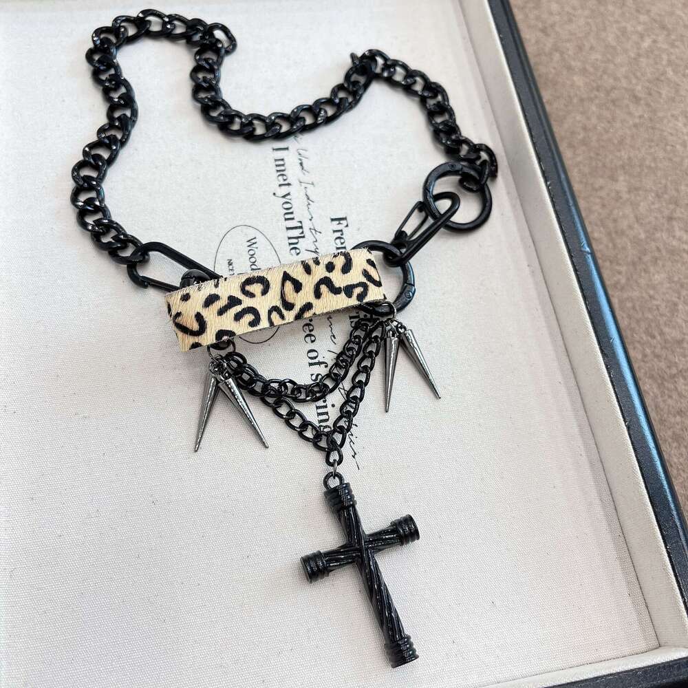 New Leopard Print Rivet Cross Choker Collarbone Chain Punk Sweet Cool Spicy Girl Temperament Personality Fashion Necklace for Women 690