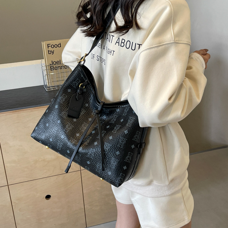 2025 New Bear Print Large Capacity Armpit Bag Women's Commuter Shoulder Bag Fashionable Texture Tote Bag