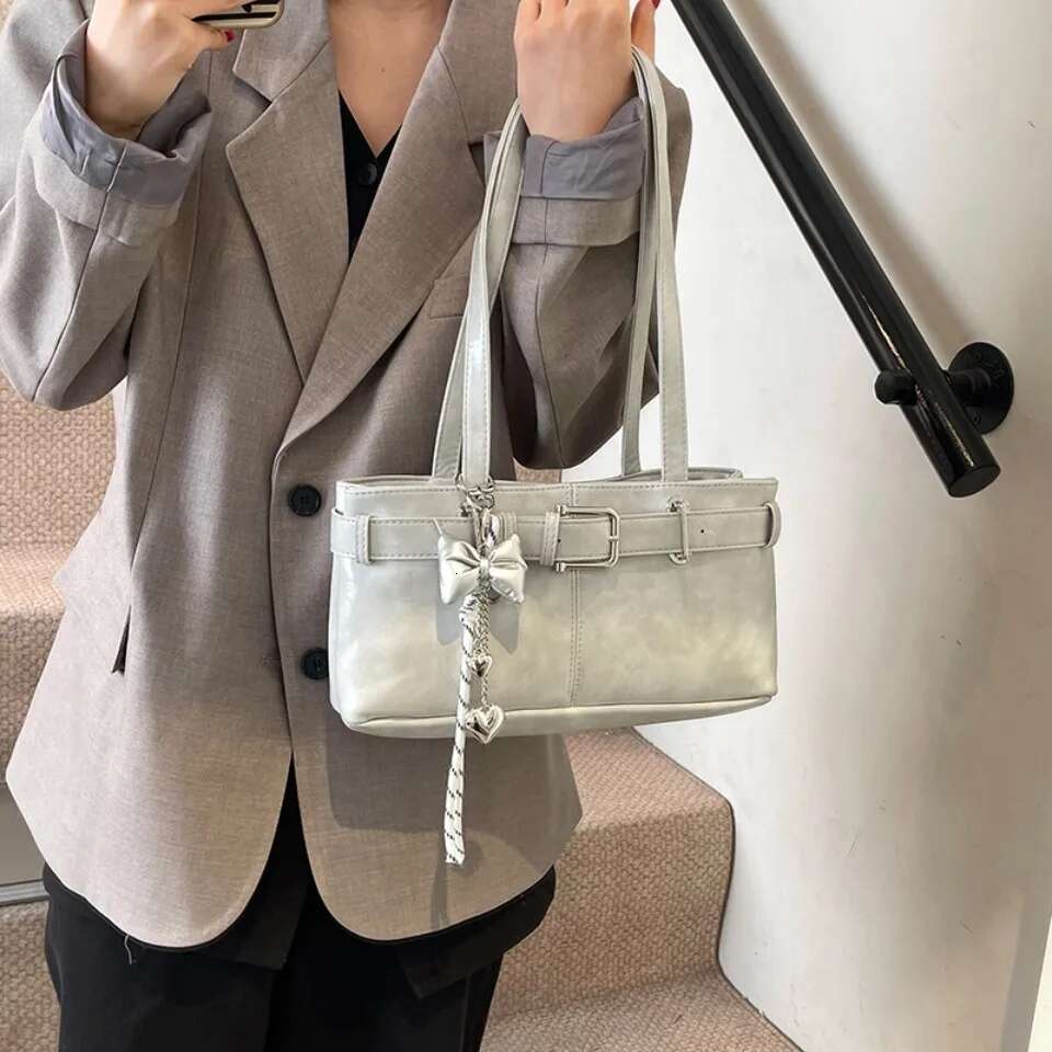 Designer Luxury Shoulder Satchels For Women Patent Leather Top Handle Underarm Bag Spacious Brand Handbags Tote With Bow Heart Charms