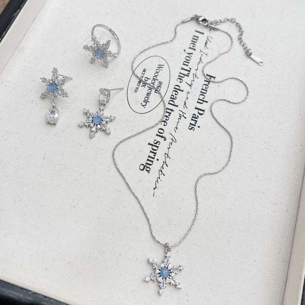 Cool Feeling Cat's Eye Snowflake Necklace for Women, Autumn and Winter Niche Atmosphere Exquisite Necklace, Light Unique Stunning Jewelry 10a