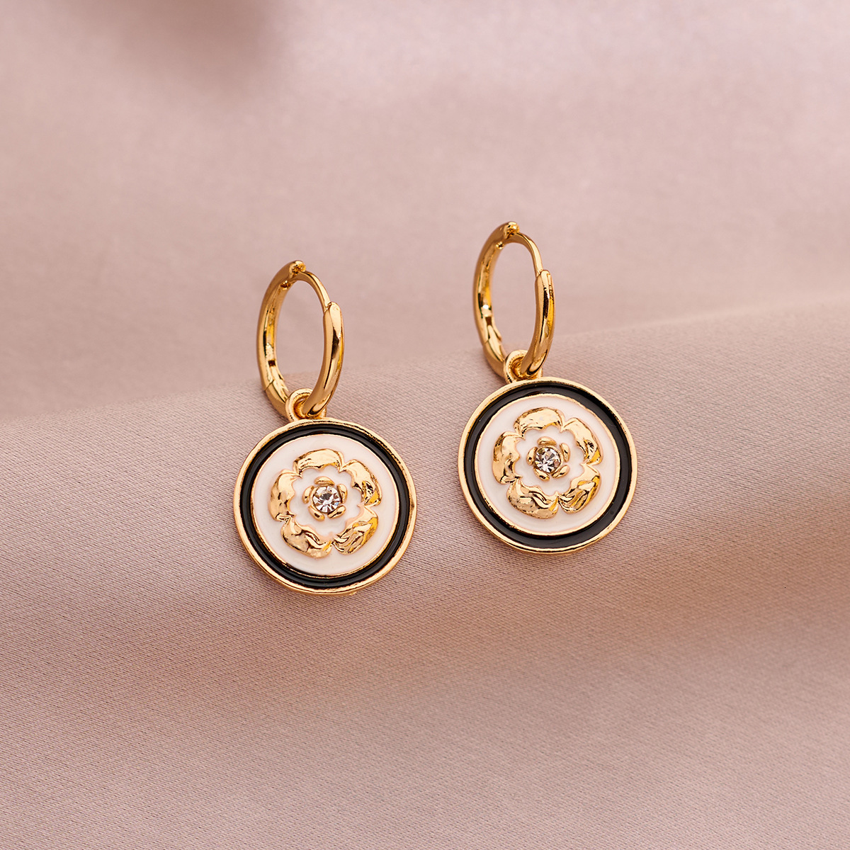 Free Shipping Designer Luxury Jewelry French Retro Camellia Women's Earrings Niche Personality Fashion Art High-end Ear Hooks New Ear Accessories