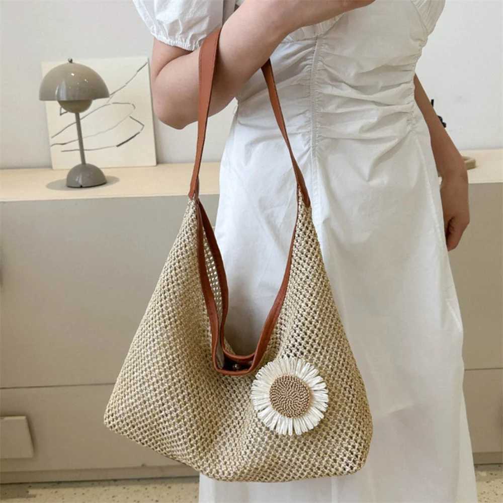 FAshion For Women Rattan Shoulder Bag Travel Beach Handbags Elegant Female Large Capacity Flower Pendant Totes Bag Y250730