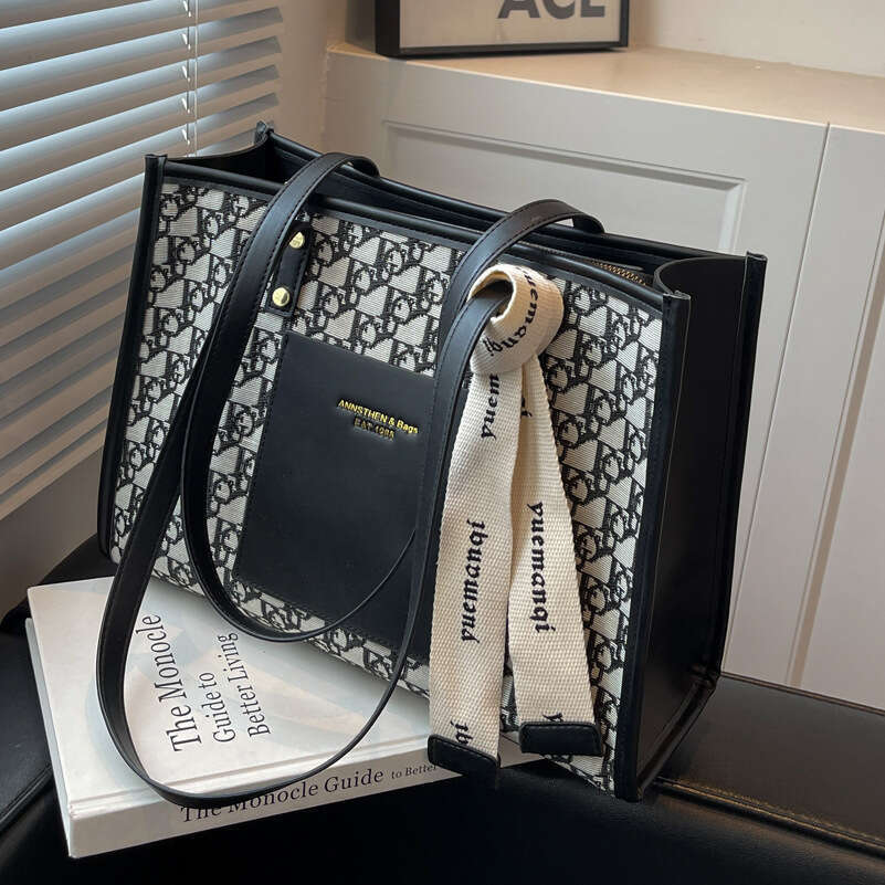 Woman Shopping Bag Black and white presbyopia canvas tote bag, large capacity hand-held shoulder bag, fashionable and versatile commuting bag for outd