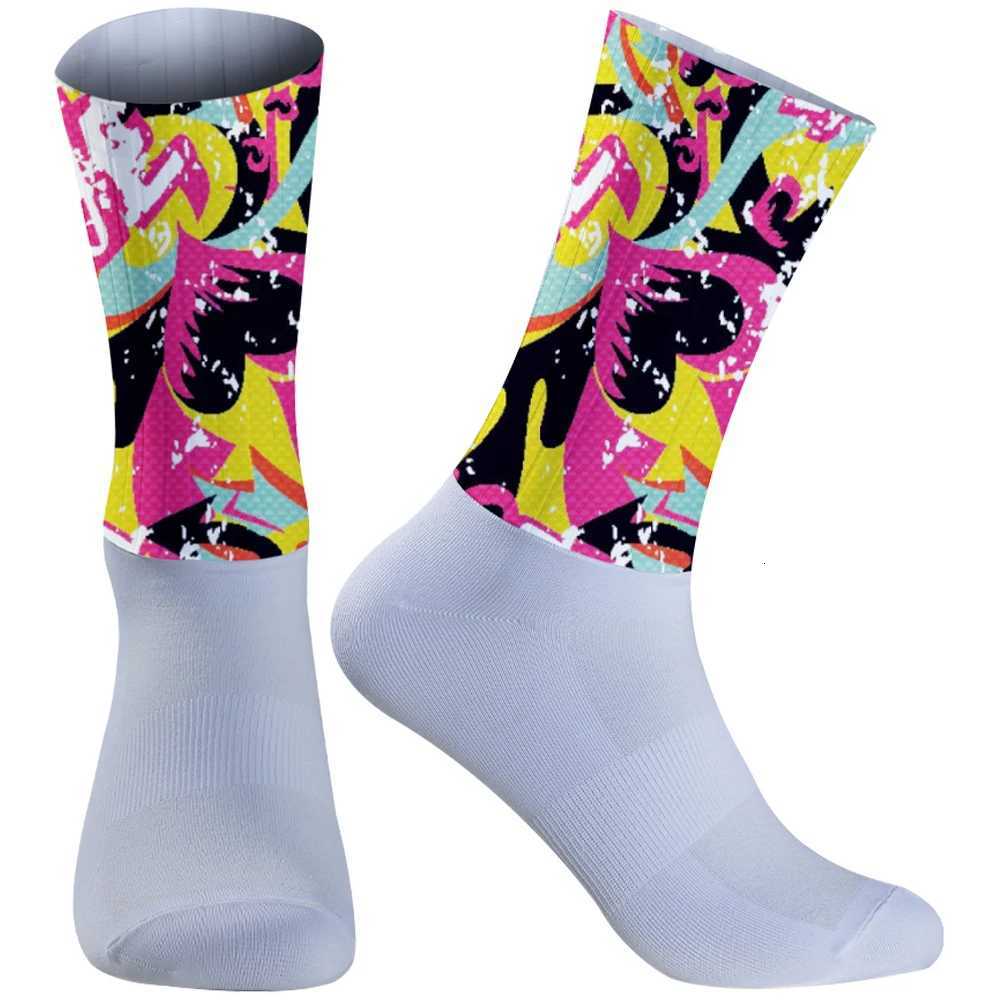 Summer Comfortable Sweat Non-Slip Graffiti Skull Patterns Cycling Socks New Highway Motion Basketball Cycling Socks Z250731