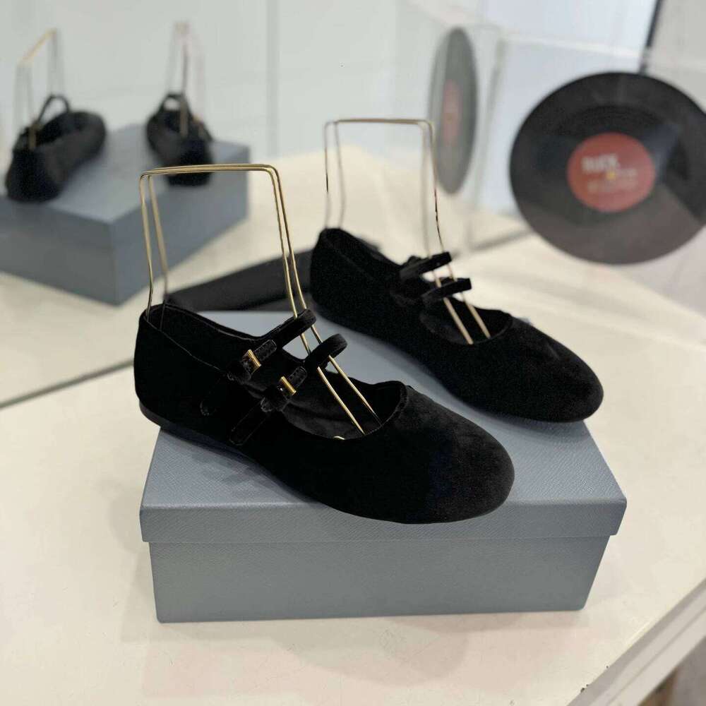 New Women Size35-41 Veet Ballet Flats Round Toe Mary Janes Buckle Strap Solid Colors Designer Shoes Zapatillas De Mujer d8e