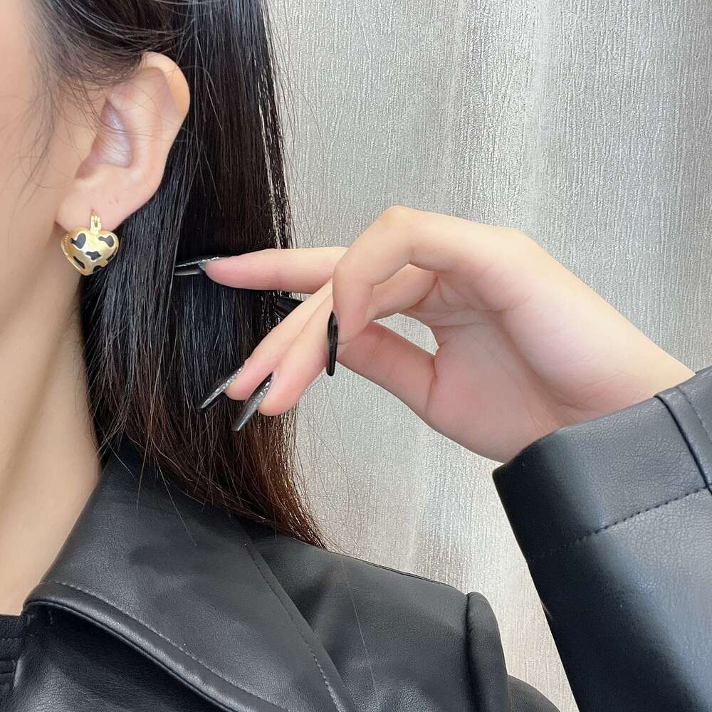 Milad Earrings Niche Matte Leopard Heart Ear Clips Korean Style Autumn Winter Versatile New Personality Fashion Women bd0