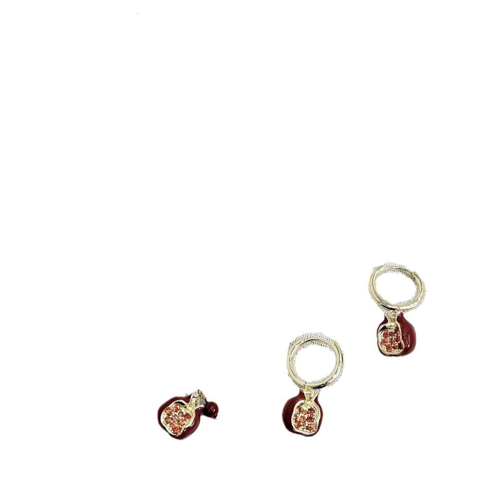 Red Pomegranate Niche Design Sense Light Pendant Collarbone Chain Sweater Necklace 2024 New Model Accessory for Women 3eb