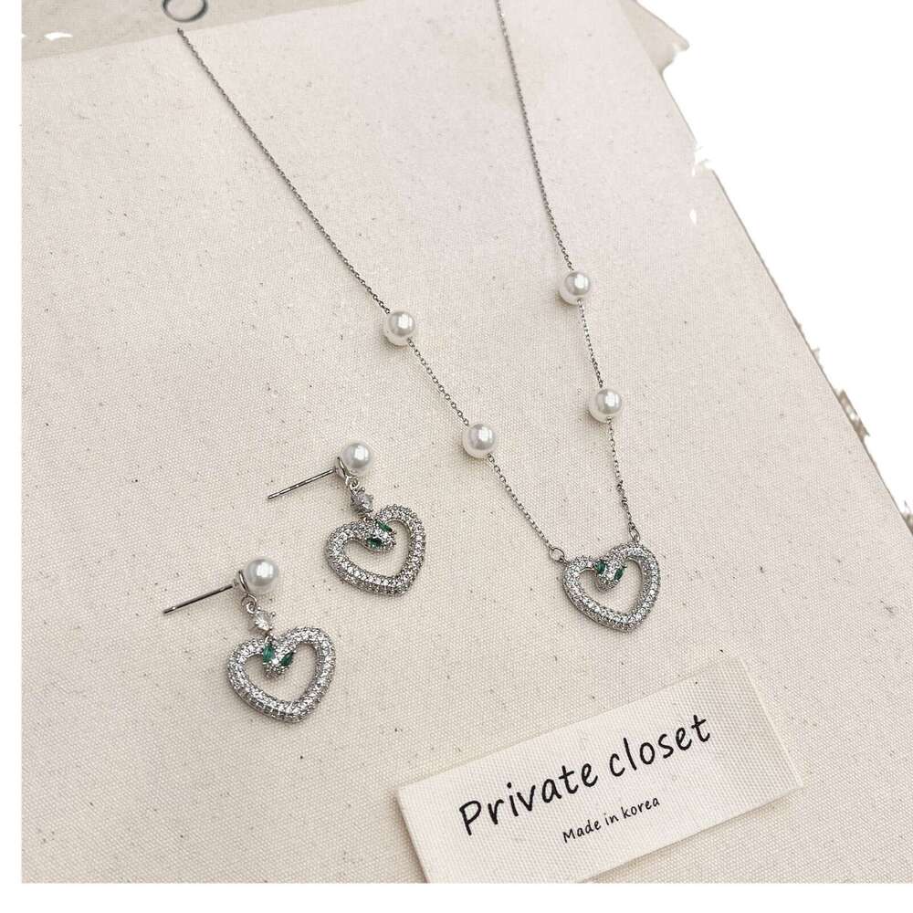 2025 Unique Design Heart-Shaped Snake Pearl Necklace Elegant Fashion Gentle Versatile Collarbone Chain for Women 9a3