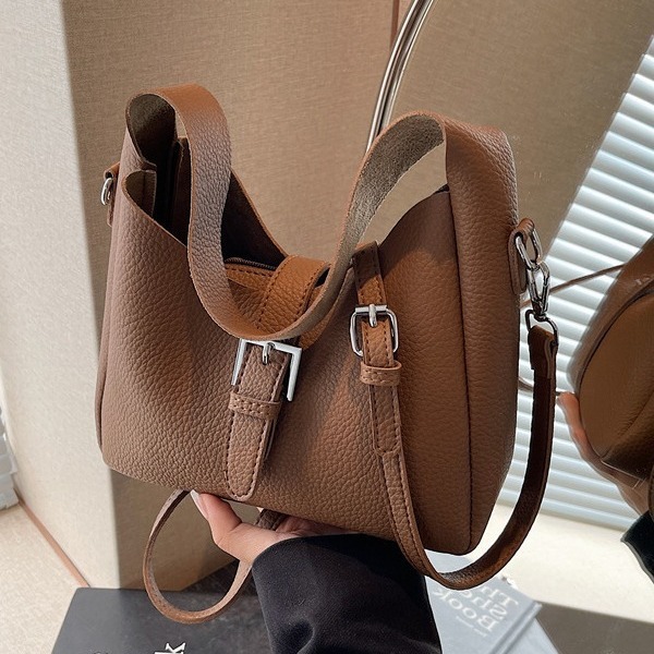 Retro high-end sense fashionable large-capacity oblique span bag women's new 2025 spring commuting versatile shoulder bucket bag
