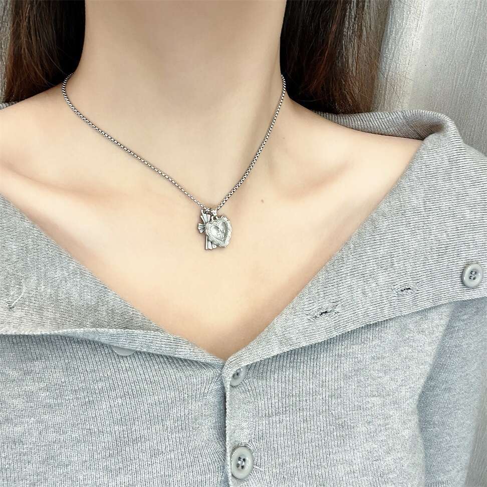 Sweet Cool Heart Cross Minimalist Style Personality Black Gothic Sweater Pendant Versatile Collarbone Sweatshirt Chain c94