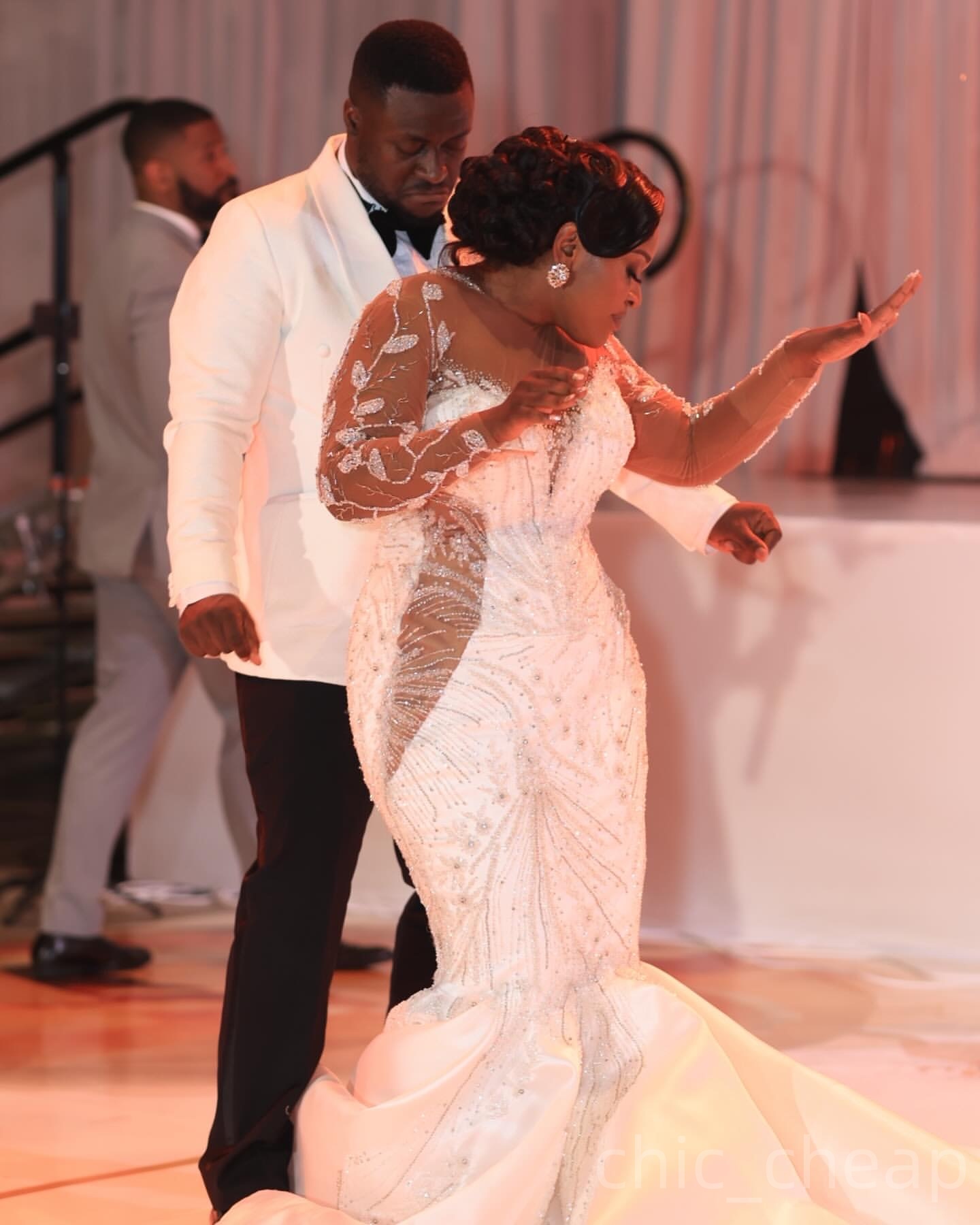 2025 Aso Ebi Plus Size Off White Mermaid Wedding Dress Lace Beaded Satin Sheer Neck Illusion Bridal Gowns Dresses ZJ06722