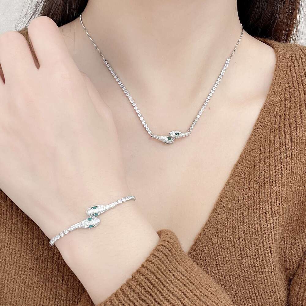 Niche Combination Green-Eyed Snake for Women, High-End Exquisite Adjustable Pull Necklace with Micro-Paved Zircon Bracelet 7e3