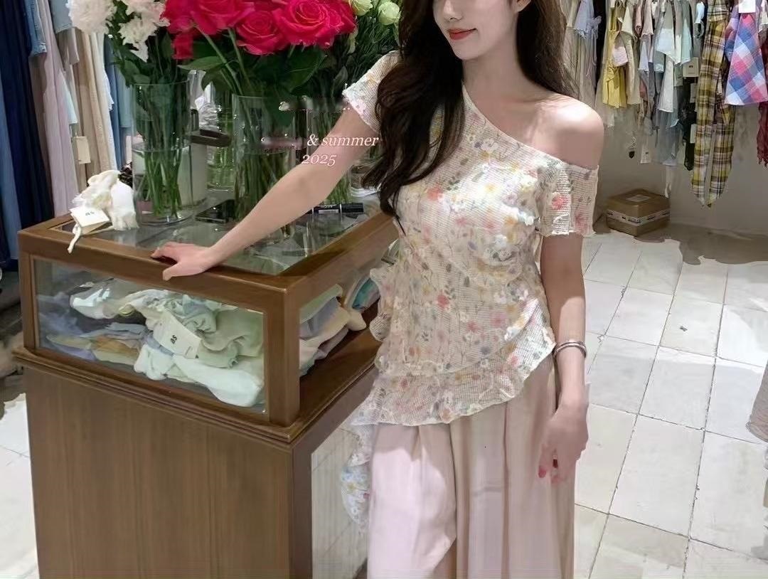 2025 Sweet Flower Off Shoulder Irregular Slimming Top Summer New Fashion T-shirt Fashion Women's S Shirt New Designer T-shirt