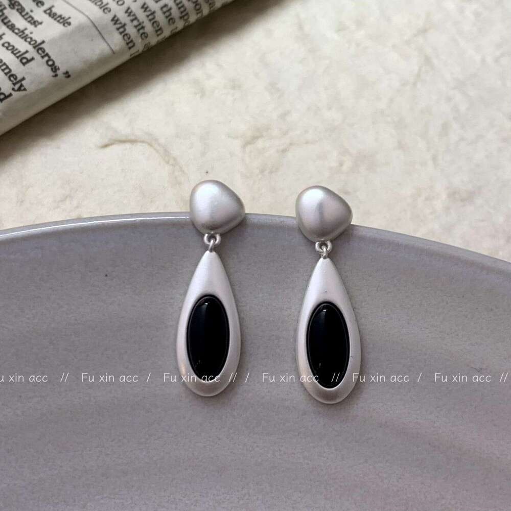 French Style Simple Black Oval Water Drop for Women, Elegant Versatile Studs, Light Niche High-End Earrings b19
