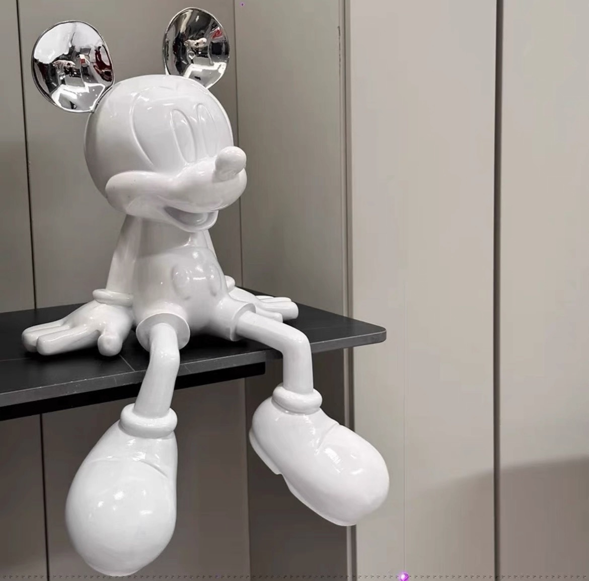 Disney Sitting Cross-Legged Cartoon Mouse Home Decor Figurines Modern Living Room Entrance Tv Cabinet Desktop Decor StylishGifts Y250509