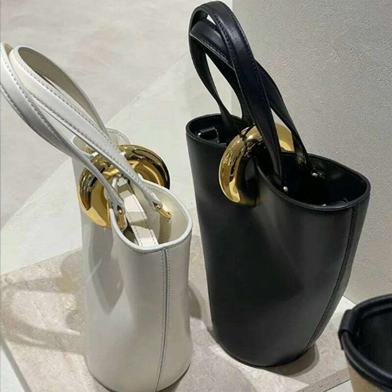 Designer bag Vintage women handbag new versatile commuting style simple buckle shoulder bag Bucket clutch bag