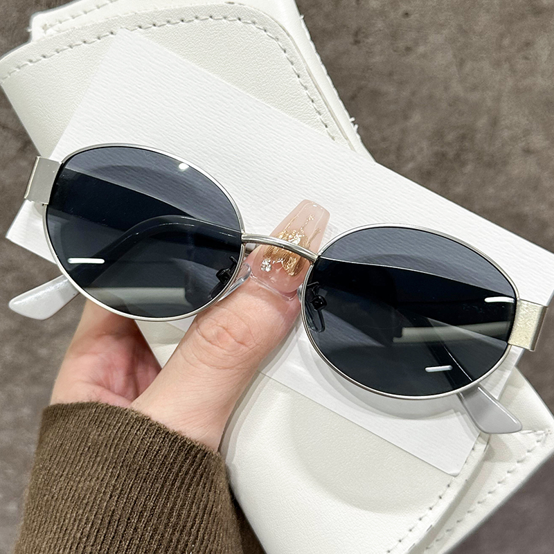 Fashionable street style pairing with sunglasses 5801