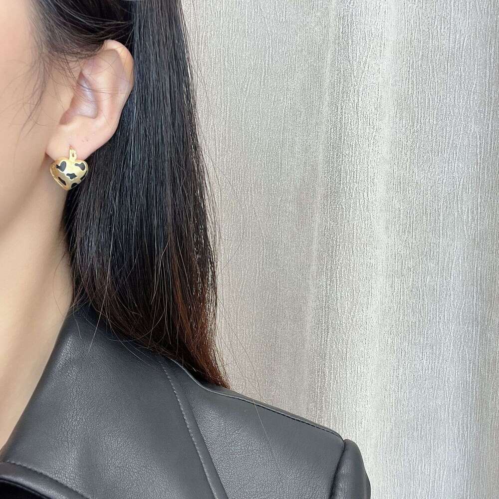 Milad Earrings Niche Matte Leopard Heart Ear Clips Korean Style Autumn Winter Versatile New Personality Fashion Women bd0