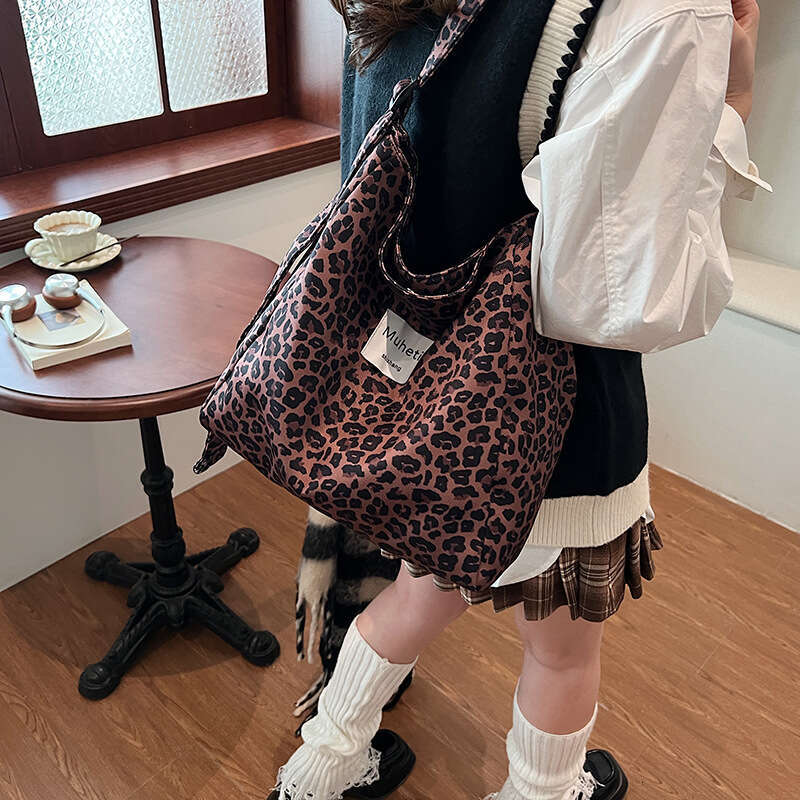 Leopard print canvas hand-held shoulder bag, large capacity mother and child bag design, fashionable street bag, casual versatile commuting women'