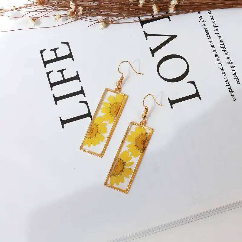 Elegant Real Women Unique Epoxy Resin Earring Wholesale Statement Jewelry Flower Pressed Earrings