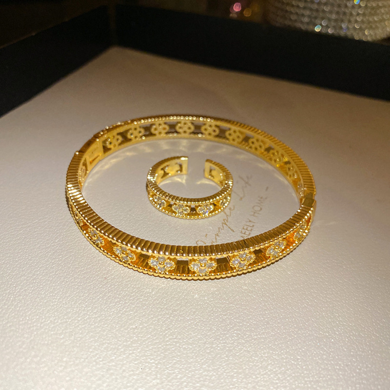 Two-Piece Set 18K Real Gold Plated Vintage Hollow Lucky Grass Bracelet Designer bracelet European and American Fashion Madam High-End Niche Jewelry