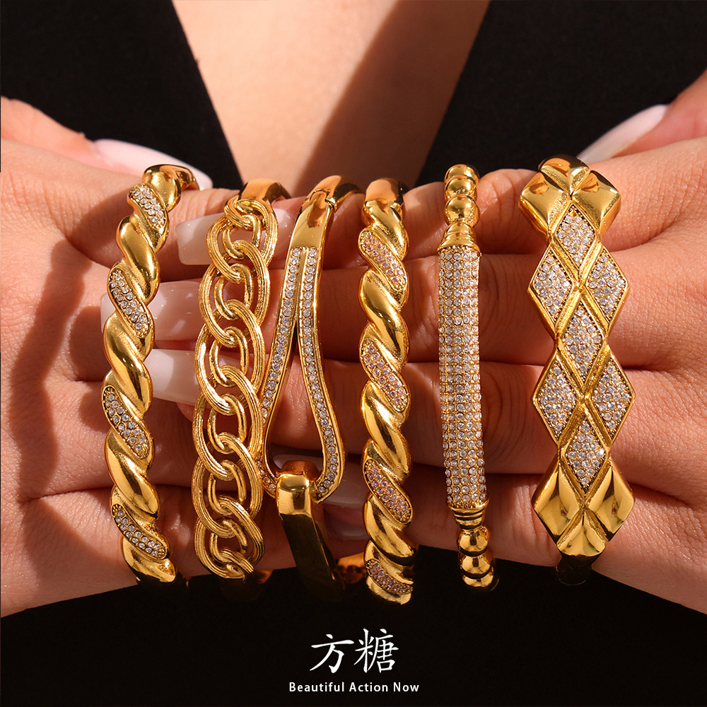 Style Horseshoe Designer Bracelet Clasp Double Row Zirconia Clasp Luxurious Precision Craft Bracelet Madam Stainless Steel 18K Gold Plated Bangle