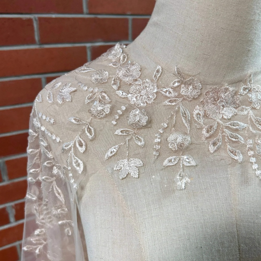 Graceful Appliques Long Bridal Wrap 3D Flowers Shawl Wedding Cape Dress Women Jacket Customized Wedding Accessories