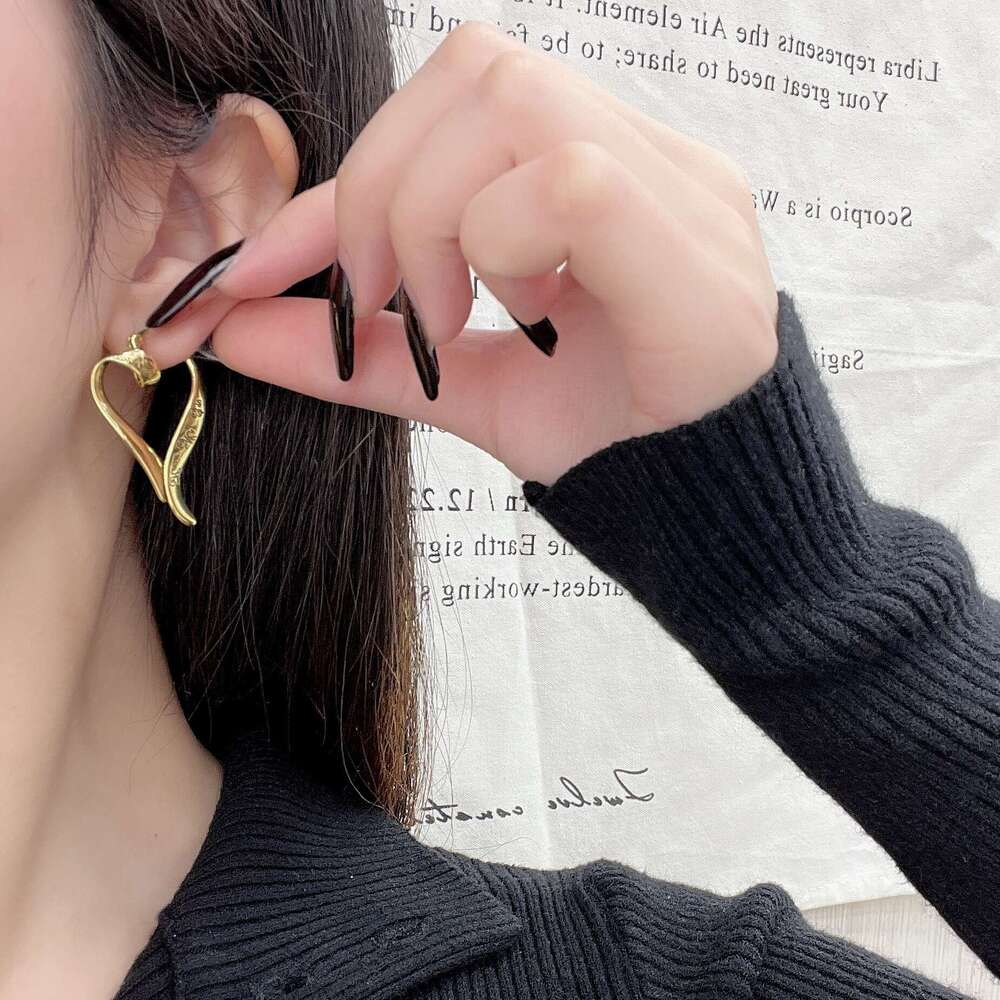 Metal Letter Heart 2024 New Style Earrings Light High-end Sense Buckle Punk Antique Bronze Color Ear Studs 64a