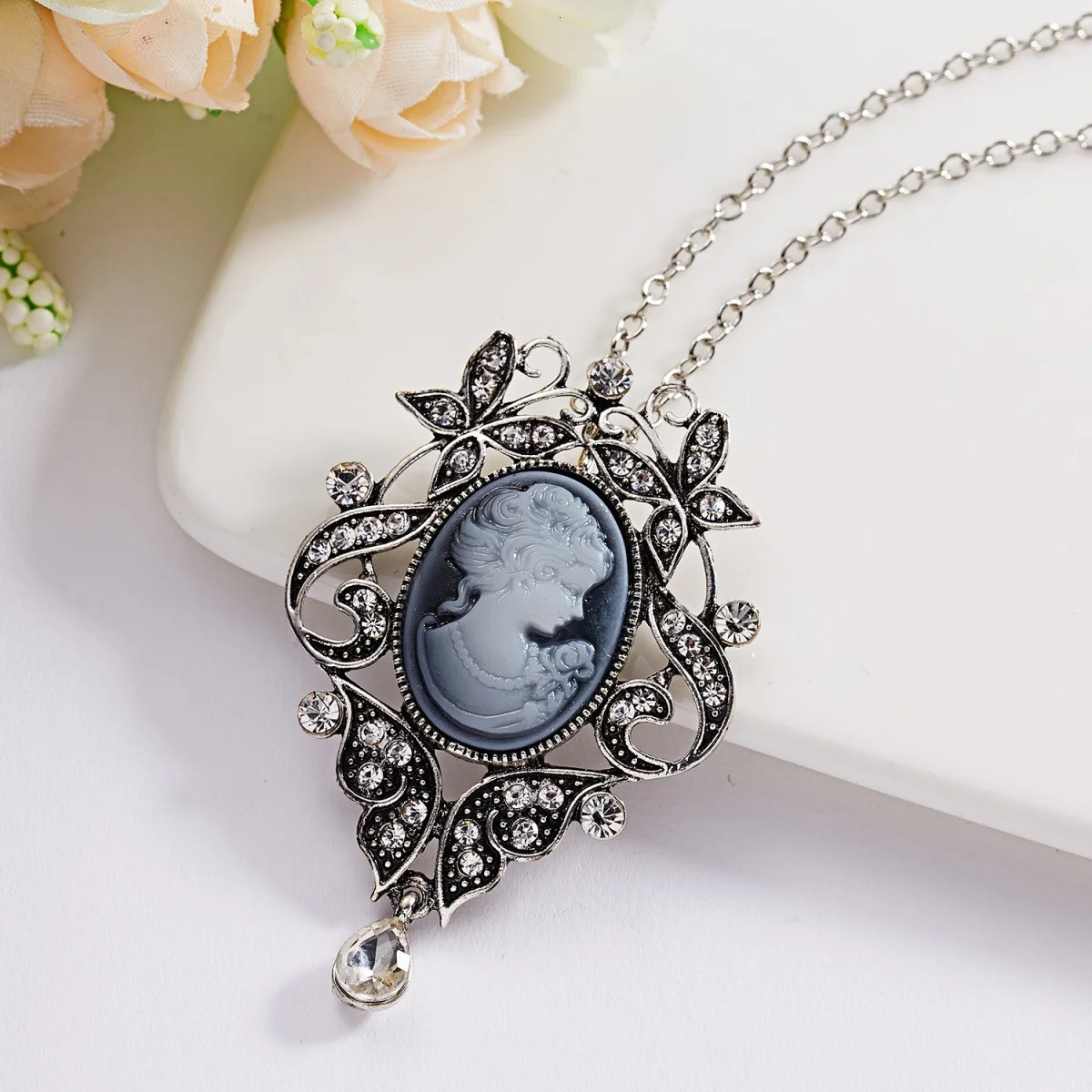 Vintage Cameo Beauty Portrait Pendant Necklace For Women Men Resin Lady Queen Flower Butterfly Long Sweater Chain Jewelry 250729