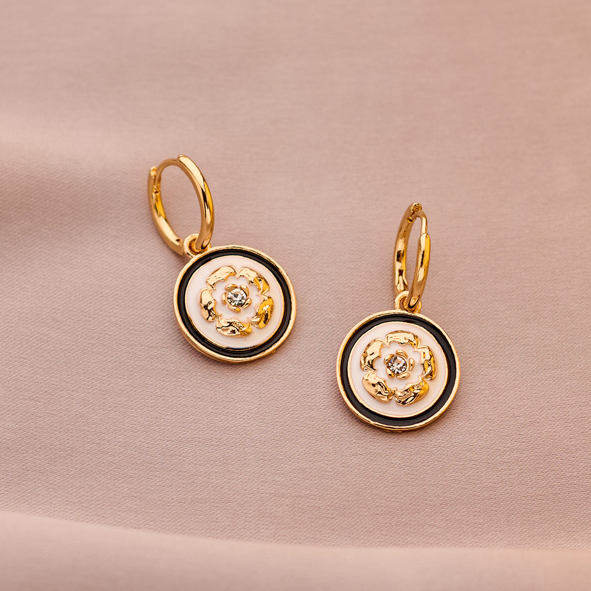 Free Shipping Designer Luxury Jewelry French Retro Camellia Women's Earrings Niche Personality Fashion Art High-end Ear Hooks New Ear Accessories